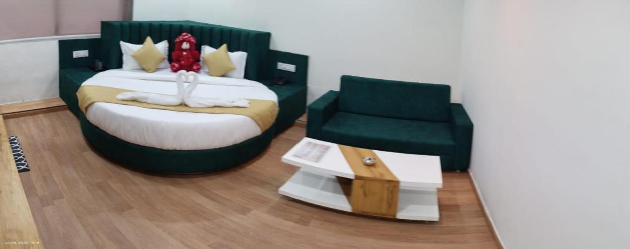 Collection O Hotel Green Park Anand Exterior photo