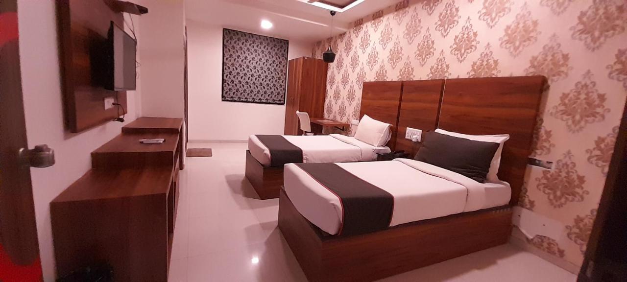 Collection O Hotel Green Park Anand Exterior photo